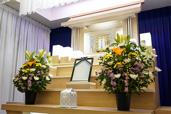 葬儀場を手配するとどのくらいの費用がかかるの？